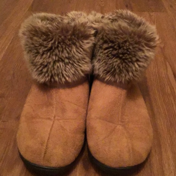 Isotoner Woodlands Brown Microfiber Slippers Enhanced Heel Faux Fur - Picture 2 of 6